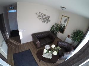 an overhead view of a living room with a couch and a table at Főnix Apartman in Lenti