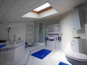 Koupelna v ubytování Ferienwohnung Olm + 24 fotografií