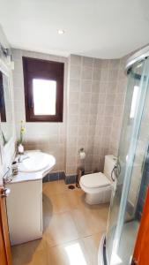 un baño con lavabo e inodoro en Exclusivo LOFT en el corazón de Casarabonela!, en Casarabonela