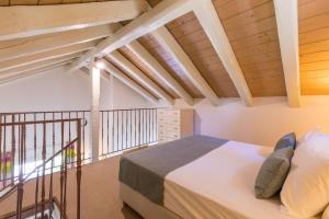 - une chambre avec un lit et des plafonds en bois dans l'établissement Petrinos Cottage, à Dafnila