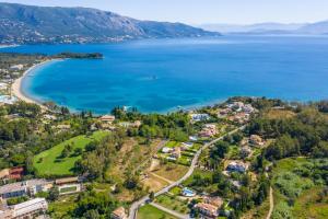 Vue aérienne d'une ville sur la rive d'un lac dans l'établissement Petrinos Cottage, à Dafnila