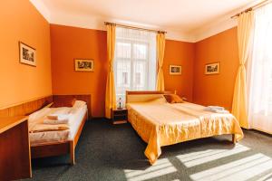 Posteľ alebo postele v izbe v ubytovaní Hotel U Valdické brány