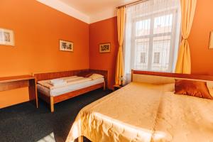Posteľ alebo postele v izbe v ubytovaní Hotel U Valdické brány