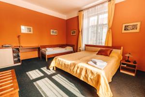 Posteľ alebo postele v izbe v ubytovaní Hotel U Valdické brány