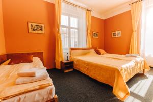 Posteľ alebo postele v izbe v ubytovaní Hotel U Valdické brány