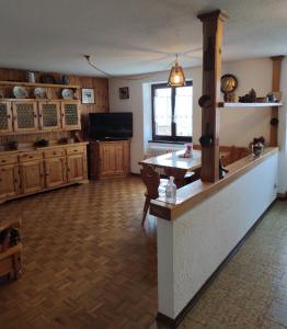 アントロにあるDimora tra le Alpi - cir n 0004の木製キャビネットとテーブル付きの広いキッチンが備わります。