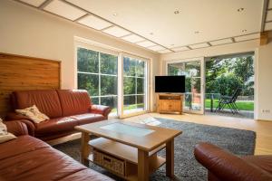 a living room with a couch and a coffee table at Ferienwohnung Rief in Neukirch