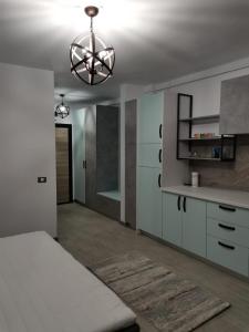 a living room with a bed and a kitchen at Black Sea View Studio & Spa & Pools Mamaia Nord in Mamaia Nord