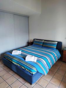niebieskie łóżko z dwoma ręcznikami w pokoju w obiekcie La Meisoun de Lanta - cir n 0003 w mieście Introd