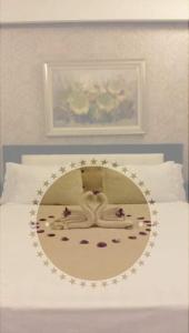 un espejo en una cama con una mujer acostada en ella en Seoul Hotel Doi Can en Hanoi