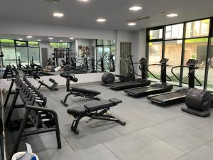 ein Fitnessstudio mit einem Haufen Laufbänder und Maschinen in der Unterkunft Black Sea Studio & Spa & Pools Mamaia Nord in Mamaia Nord – Năvodari