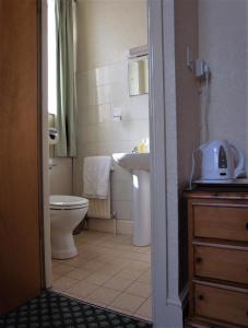 een badkamer met een wastafel, een toilet en een wastafel bij Hylands in Nottingham