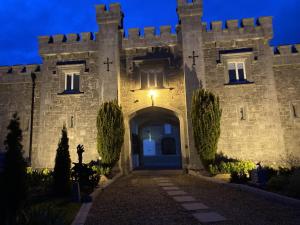 uma entrada para um castelo à noite em Markree Courtyard em Collooney