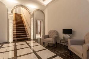 sala de estar con 2 sillas y escalera en Il Pozzo Magico, en Venecia