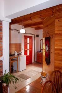 cocina con puerta roja en una habitación en Apartmani Beslic en Kremna