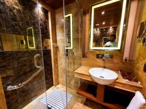 y baño con lavabo y ducha. en Hotel MBC Citadel Nashik, en Nashik