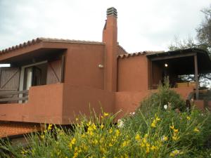 a house with a garden in front of it at Casa Michela in Torre Dei Corsari