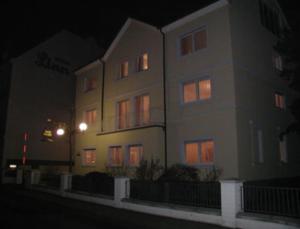 een hoog gebouw 's nachts met de lichten aan bij Hotel Kurpfalz in Speyer