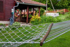 una hamaca en el patio de una casa en Apartmani Beslic en Kremna