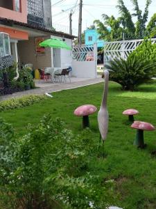 勒西菲的住宿－Casa em Ponta De Pedras- Encanto do Litoral!，院子里的鸟和蘑菇雕像