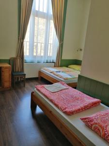 A bed or beds in a room at Kisfaludy Vendégház -Sümeg-