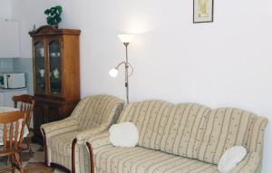 sala de estar con sofá y lámpara en Liget lakópark, en Fonyód