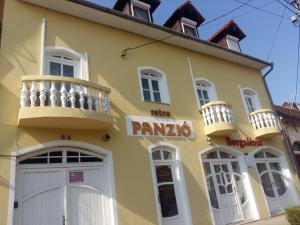 un bâtiment jaune avec un panneau en pampose dans l'établissement Retro Panzió, à Pécs