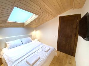 Schlafzimmer mit einem großen Bett und einem Fenster in der Unterkunft Центр Львова вулиця Лесі Українки 19 in Lwiw