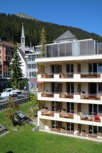 um edifício de apartamentos com vista para uma cidade em Spenglers Inn em Davos