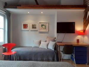 a bedroom with a bed and a desk with a computer at B&B Setola in Bruges