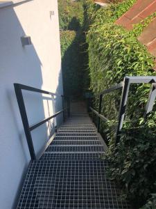 een trap naar een gebouw met een poort bij Apartmán v centre Michaloviec in Michalovce