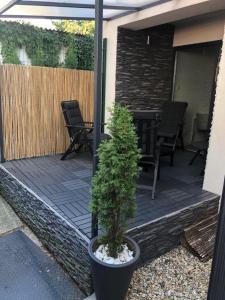 Rõdu või terrass majutusasutuses Apartmán v centre Michaloviec