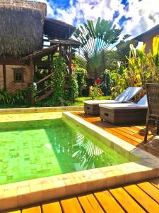 una piscina en el patio trasero de una casa en Pousada La Villa Caraiva, en Caraíva