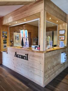 un front de magasin avec un signe indiquant l'acrobat dans l'établissement Hôtel Le Picors, à Aucun