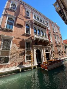 a boat is docked in front of a building at Ruzzini Palace Hotel in Venice