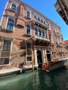 ヴェネツィアにあるルッツィーニ パレス ホテルの運河の前の船