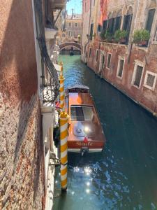 a boat traveling down a river in a city at Ruzzini Palace Hotel in Venice