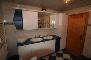 Ένα μπάνιο στο Appartementhaus Salzmann +13 φωτογραφίες