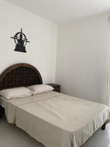 1 dormitorio con 1 cama con lámpara de araña encima en flower of life, en Cancún