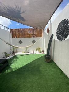 una vista exterior de una casa con césped verde en flower of life, en Cancún