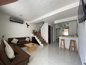 una sala de estar con un sofá y una mesa en flower of life, en Cancún