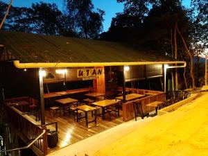 Utan Teluk Nipahにあるレストランまたは飲食店