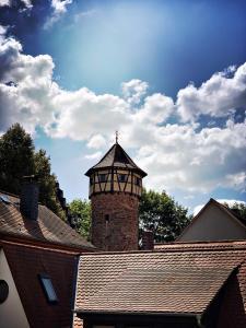 um edifício com uma torre no topo de um telhado em Schwarzer Adler em Michelstadt