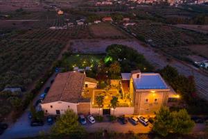 una vista aérea de una casa con techo en Hotel Foresteria Baglio Della Luna, en San Leone