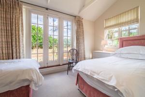 1 Schlafzimmer mit 2 Betten und einem Fenster in der Unterkunft Alexander House in Thorpeness