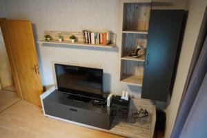 En tv och/eller ett underhållningssystem på Ferienwohnung Waldblick