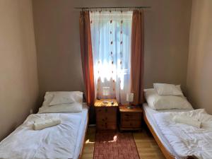Postel nebo postele na pokoji v ubytování Árkád Apartmanház Szeged