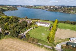 una vista aérea de una gran casa en un campo junto a un lago en Marina views, Kinsale, Exquisite holiday homes, sleeps 20, en Kinsale