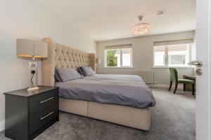 En eller flere senger på et rom på Marina views, Kinsale, Exquisite holiday homes, sleeps 20
