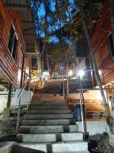 kilka schodów przed budynkiem w obiekcie Utan Teluk Nipah w mieście Pangkor